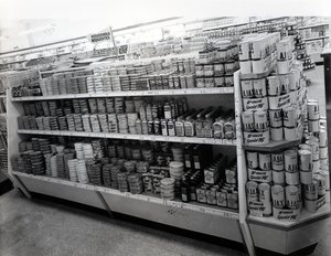Kodintarvikekäytävä, Woolworths-myymälä, 1956 tekijältä English Photographer