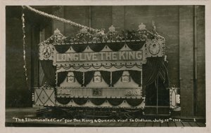Valaistu raitiovaunu muistoksi kuninkaan ja kuningattaren vierailun Oldhamiin 12. heinäkuuta 1913. Postikortti lähetetty vuonna 1913. tekijältä English Photographer