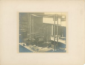 Kuva lavasta Royal Institutionissa juuri ennen Teslan luentoa vuonna 1892 tekijältä English Photographer