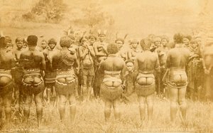 Alkuperäiskansojen afrikkalainen hääjuhla (s/w valokuva) tekijältä English Photographer