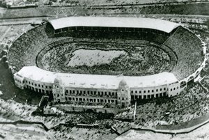 Stadionin hyökkäys ensimmäiseen Wembley Cupin finaaliin vuonna 1923 tekijältä English Photographer