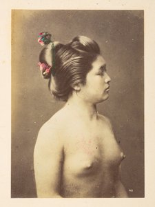 [Japani] Tytöt kylpemässä, Puolipitkä oikeanpuoleinen profiilikuva alastomasta nuoresta naisesta,  Valokuvaaja: Tuntematon  Lucas Collection: Valokuvaennätys Charles Jamesin ja Morton P, Lucasin maailmankiertueesta tekijältä English Photographer