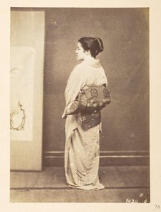 Japanilainen nainen perinteisessä asussa, Valokuvaaja: Tuntematon  Lucas Collection: Valokuvaennätys Charles Jamesin ja Morton P, Lucasin maailmankiertueesta tekijältä English Photographer