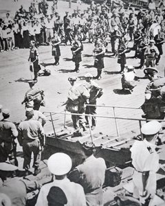 Kilted piperit soittavat maihin 1. pataljoona Argyll ja Sutherland Highlanders HMS Ceylonista Pusanissa, 29. elokuuta 1950 (m/v kuva) tekijältä English Photographer