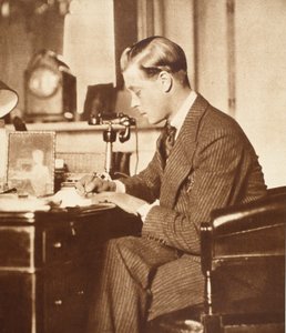 Kuningas Edward VIII pöytänsä ääressä St. Jamesin palatsissa Lontoossa tekijältä English Photographer