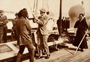 Kuningas Edward VIII testaa japanilaista miekkailukypärää, 1922 tekijältä English Photographer