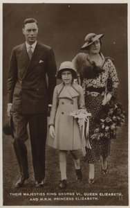 Kuningas Yrjö VI, kuningatar Mary ja heidän vanhin tyttärensä, prinsessa Elizabeth (m/v kuva) tekijältä English Photographer
