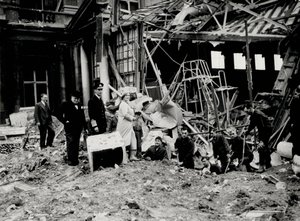 Kuningas Yrjö VI ja kuningatar Elisabet yhdessä Winston Churchillin kanssa tutkimassa pommivaurioita, oletettavasti Buckinghamin palatsissa (m/v kuva) tekijältä English Photographer