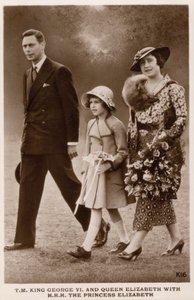 Kuningas Yrjö VI ja kuningatar Elisabet tyttärensä prinsessa Elizabethin (myöhemmin kuningatar Elizabeth II) kanssa (m/v kuva) tekijältä English Photographer