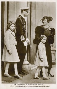Kuningas Yrjö VI ja kuningatar Elisabet tyttäriensä, prinsessat Elisabetin ja Margaretin kanssa (m/v kuva) tekijältä English Photographer