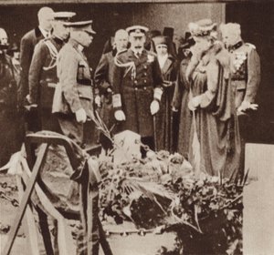Kuningas Yrjö V osoittaa kunnioitusta sairaanhoitaja Edith Cavellin haudalla Belgiassa (m/v kuva) tekijältä English Photographer