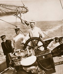 Kuningas Yrjö Britannia-purjeveneensä ruorissa, 1920-30-luvut. tekijältä English Photographer