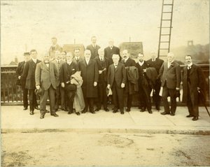 Kirkstallin sillan jälleenrakennus, jonka avasi kaupunginvaltuutettu F. M. Lupton, J.P., 28. kesäkuuta 1912 (s/w-kuva). tekijältä English Photographer
