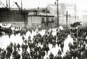 Harland und Wolffin telakan koputusaika Belfastissa, Irlannissa, taustalla rakenteilla oleva Titanic, 1910-11. tekijältä English Photographer