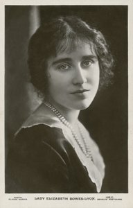 Lady Elizabeth Bowes-Lyon (m/w kuva) tekijältä English Photographer