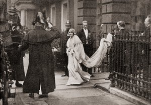 Lady Elizabeth Bowes Lyon matkalla häihinsä 26. huhtikuuta 1923 H.R.H. The Duke of York, myöhemmin kuningas Yrjö VI, The Story of Twenty Five Years, julkaistu 1935 tekijältä English Photographer