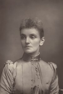 Lady Young tekijältä English Photographer