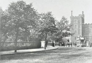 Lambeth Bridge: lähestymistie, taustalla Lambeth Palace, 1897 tekijältä English Photographer