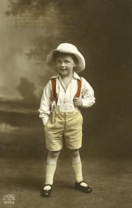 Pikkupoika punaisissa olkaimet (väri litho) tekijältä English Photographer