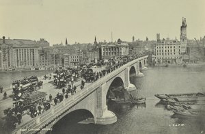 London Bridge: hevosvetoiset omnibussit ja kärryt sekä jalankulkijat ylittävät sillan, 1895 tekijältä English Photographer