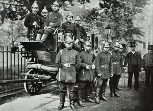 Lontoon palokunta: palomiehiä moottorilla ja kääntöhanoilla, 1895 tekijältä English Photographer