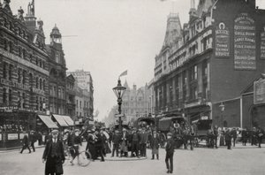 Lontoo: Tottenham Court Road (m/w kuva) tekijältä English Photographer