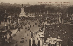 Lontoon Great Victory March, lintuperspektiivistä Victoria Memorial (m/w kuva) tekijältä English Photographer
