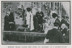 Madame Melba ääntää äänensä nurkkakivessä - tekijältä English Photographer