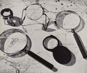Kartta ja suurennuslasit (s/w-valokuva) tekijältä English Photographer