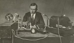 Marconi varhaisen langattoman laitteen kanssa (m/w kuva) tekijältä English Photographer