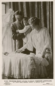 Mary, prinsessa Royal, ja hänen miehensä varakreivi Lascelles poikiensa Georgen ja Geraldin kanssa (m/v kuva) tekijältä English Photographer