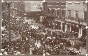 Middlesex Street Petticoat Lane -kadulla tekijältä English Photographer