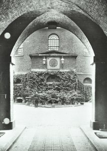 Millbankin vankila: kappeli holvikäytävän läpi, 1885 tekijältä English Photographer