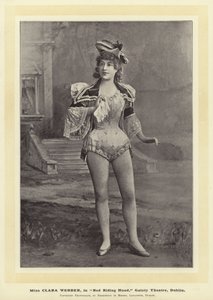 Neiti Clara Webber, romaanissa Punahilkka, Gaiety-teatteri, Dublin.