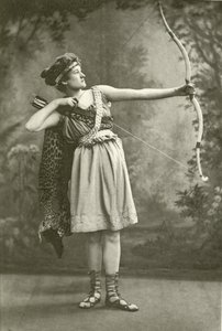Miss Marion Gray Hippolytan roolissa (syväpaino) tekijältä English Photographer