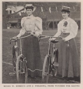 Miss W Roberts ja J Fielding, kilpailun voittajat tekijältä English Photographer