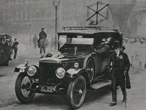 Auto radiovastaanottimella ja runkoantennilla auton katolla tekijältä English Photographer