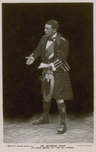 Seymour Hicks Angus Graemen roolissa elokuvassa The Gay Gordons