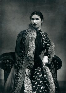 Rouva Humphry Ward, 1881 tekijältä English Photographer