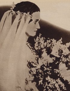 Rouva Simpson solmi ensimmäisen avioliiton vuonna 1916 Yhdysvaltain ilmavoimien luutnin Winfield Spencerin kanssa (valkovalkoinen kuva) tekijältä English Photographer