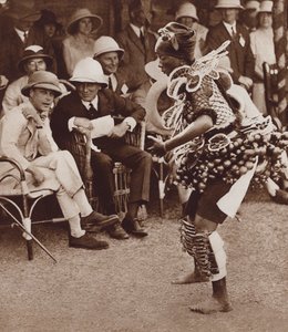 Alkuperäinen kaunotar Freetownissa, Sierra Leonessa, tanssimassa tulevan kuningas Edward VIII:n edessä tekijältä English Photographer