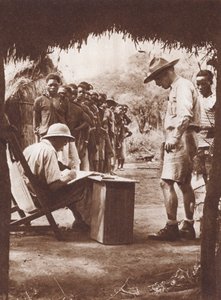Kotimaiset työntekijät, jonossa palkan saamiseksi Afrikan pensaassa (m/w kuva) tekijältä English Photographer