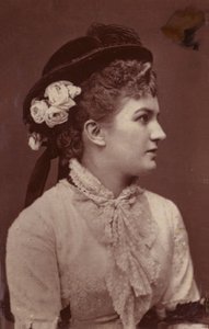 Nelly Brombley tekijältä English Photographer