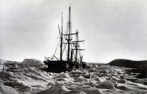 Pohjoisnapa: "" Alert"" niputettu lähellä Cape Beecheyä, Robesonin kanava - "" Tarina matkasta Napajärvelle vuosina 1875-76", G.S. Nares, toim. Lontoo tekijältä English Photographer