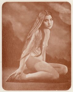 Nudistista taidetta: Dolores (s/w valokuva) tekijältä English Photographer