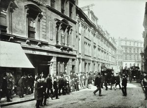 Old Broad Street, sisäänkäynti pörssiin, Lontoon City, 1890 tekijältä English Photographer