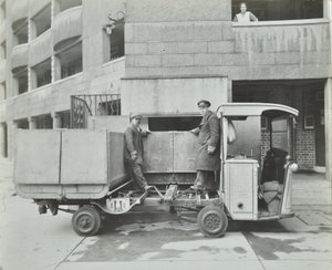 Ossulston Estate: pölymiehet tyhjentävät konttia roskakourun pohjalla tekijältä English Photographer