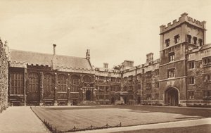 Oxford: College, The Quadrangle and Hall (s/w valokuva). tekijältä English Photographer