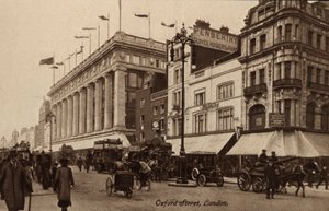 aOxford Street, Lontoo, Selfridges (m/w kuva) tekijältä English Photographer