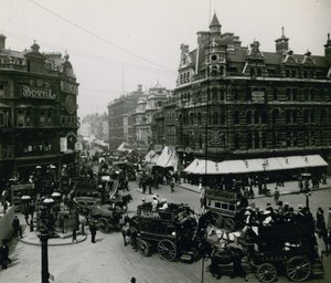 Oxford Street ja Tottenham Court Road, Lontoo tekijältä English Photographer